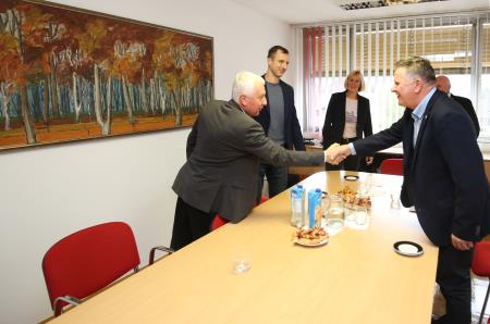 SREČANJE ŽUPANOV NA UPRAVNI ENOTI CERKNICA 05 FOTO LJUBO VUKELIČ